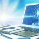 Bàn làm việc với laptop và sổ ghi chú ý tưởng content